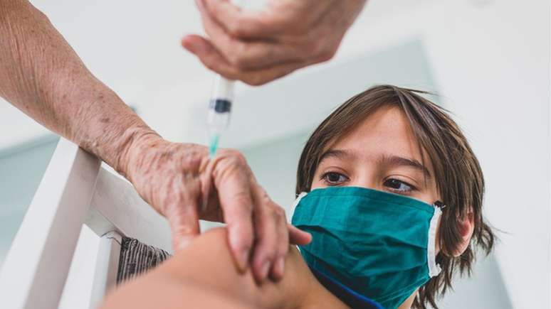 Cobertura vacinal contra a covid está abaixo da meta entre as crianças brasileiras, mostram os números