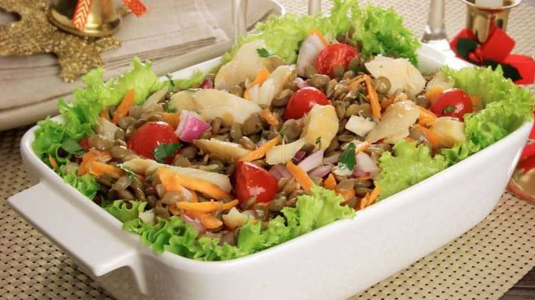 Salada de lentilha com bacalhau e legumes – Foto: Guia da Cozinha