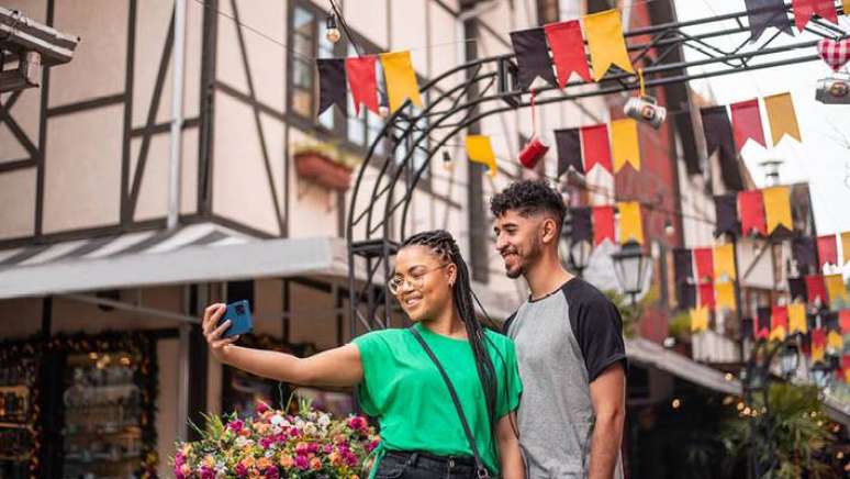 Casal desfruta de Blumenau, terra da Oktoberfest
