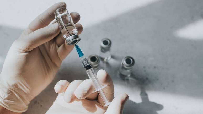 Eventos adversos mais graves da vacinação são raros, asseguram as autoridades