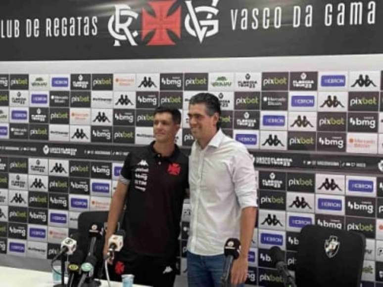 Maurício Barbieri já foi apresentado pelo Vasco ao lado de Paulo Bracks (Foto: Matheus Guimarães/LANCE!)