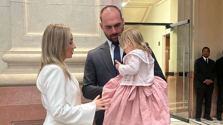 Eduardo Bolsonaro apareceu para a diplomação com a filha e a mulher