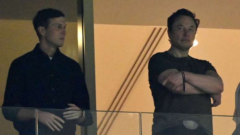 Elon Musk (à direita) na final da Copa do Mundo, ao lado de Jared Kushner, genro de Trump