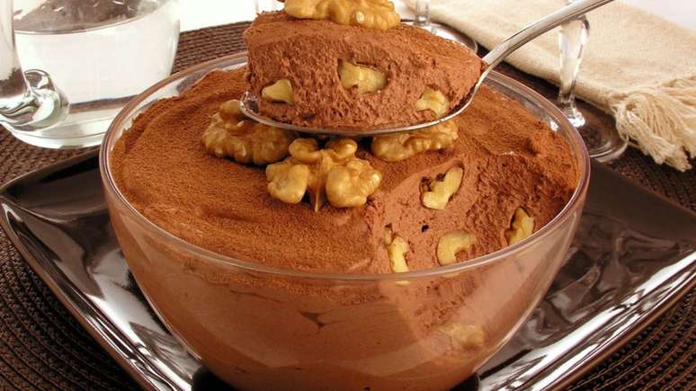 Mousse trufada de chocolate meio amargo com nozes – Foto: Guia da Cozinha