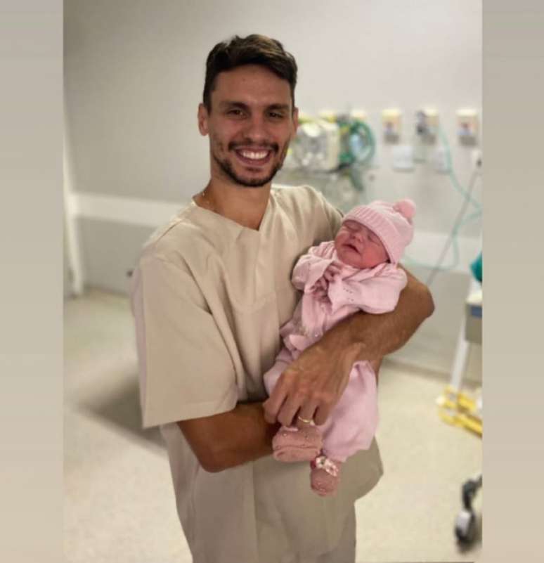 Rodrigo Caio segura sua filha, Sofie, na maternidade (Foto: Reprodução)