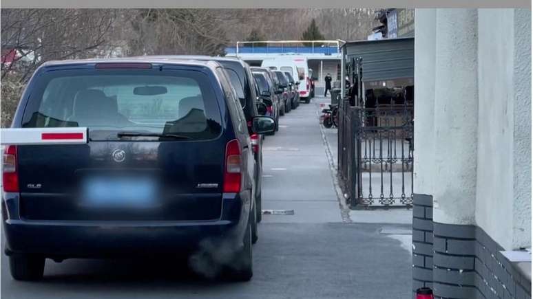 Fila de carros em frente à funerária Dongijao, em Pequim