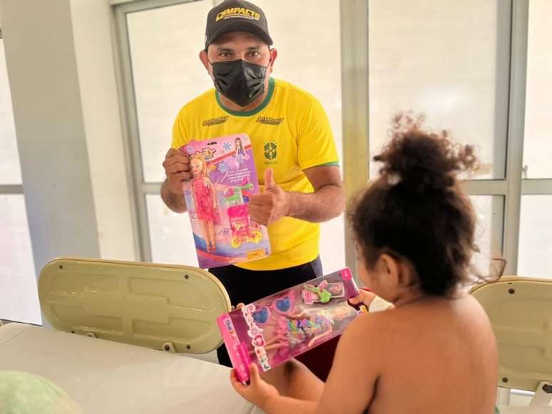 Bill Morais em visita ao Hospital Infantil Albert Sabin (Divulgação/Assessoria de Imprensa)