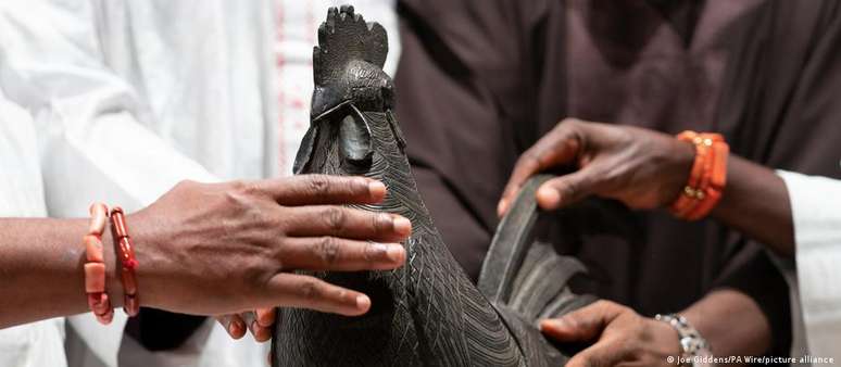 Uma das peças devolvidas à Nigéria representa um galo e é conhecida como Okukur 