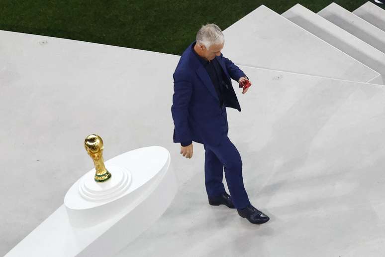 Deschamps ao lado da taça da Copa do Mundo