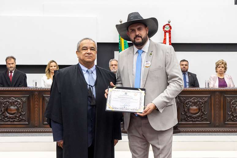 Zé Trovão recebe o diploma de deputado federal 