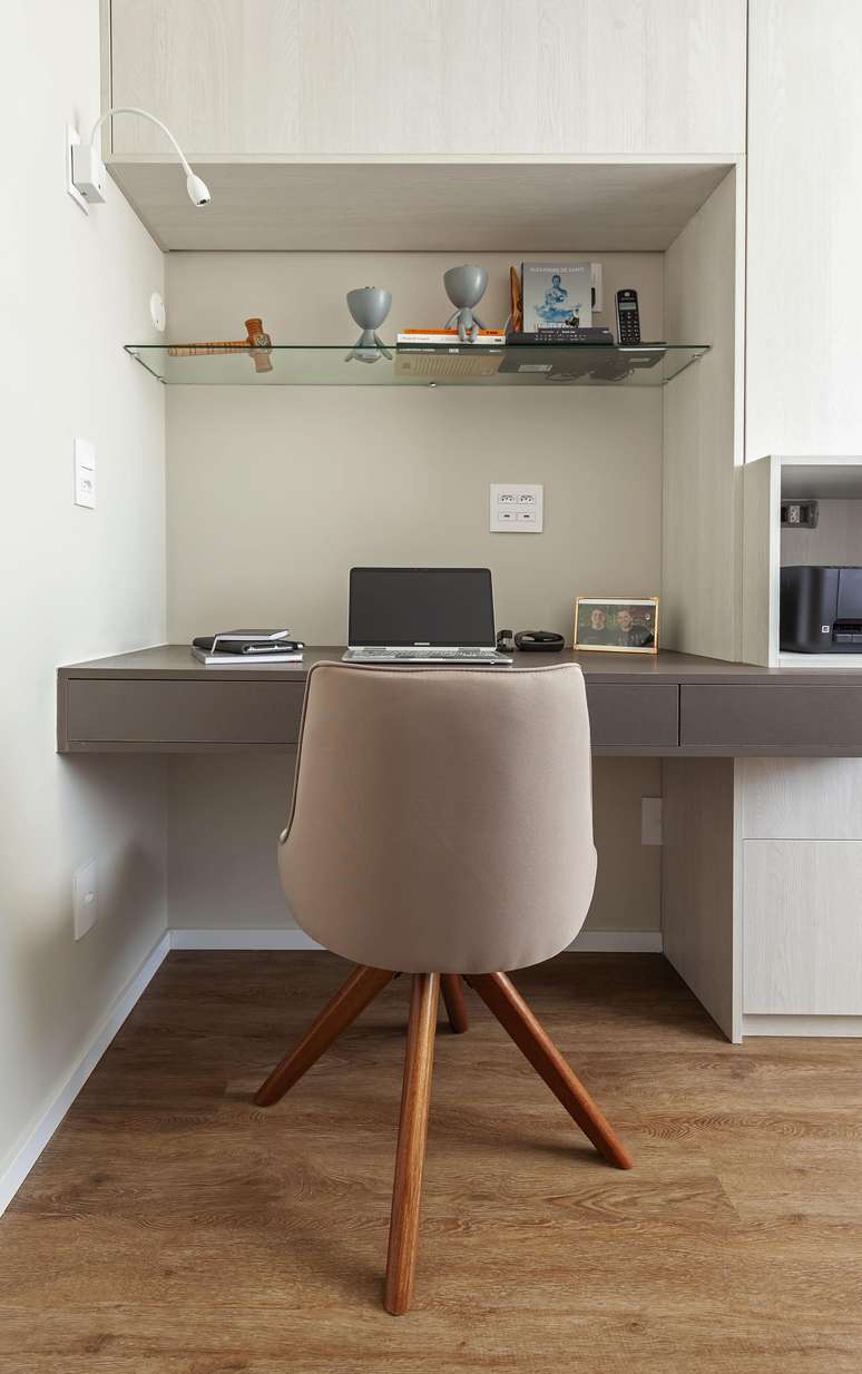 Nesse projeto, de Cristiane Schiavoni, foi necessária uma área de home office para que a sua moradora pudesse trabalhar em casa. Sendo assim, a arquiteta mapeou todos os aparelhos que seriam utilizados no local, como notebook, celulares e impressora, até mesmo para que eles pudessem ser utilizados ou carregados ao mesmo tempo.