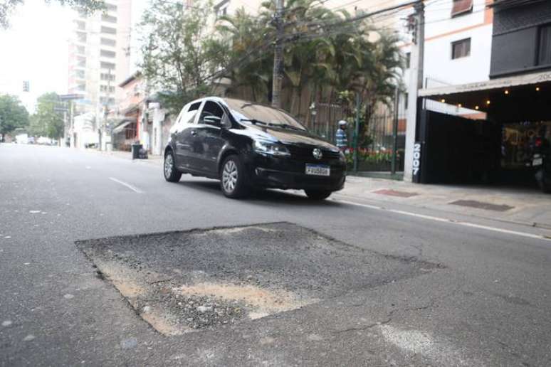 Desnível em remendo no asfalto na Rua Artur Azevedo, em Pinheiros ALEX SILVA /ESTADAO