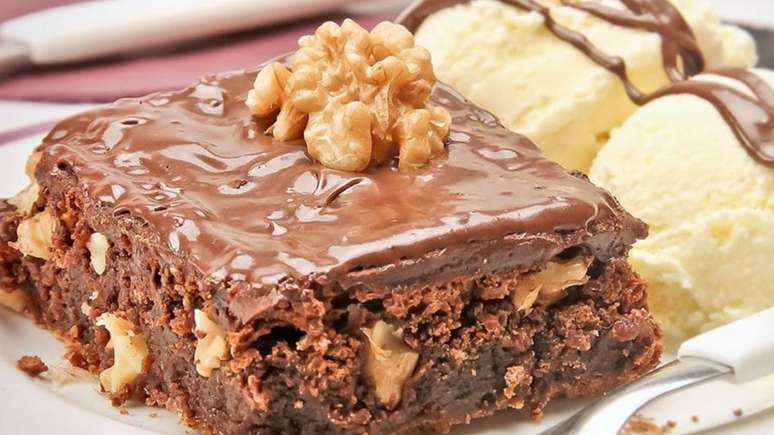 Brownie com creme de avelã e nozes – Foto: Guia da Cozinha