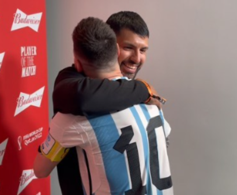 Sérgio Agüero abraçando Lionel Messi