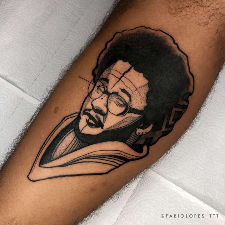 Tatuagem do rapper Emicida. "Mudou a minha carreira", contou tatuador Fábio Lopes, especialista em pele negra