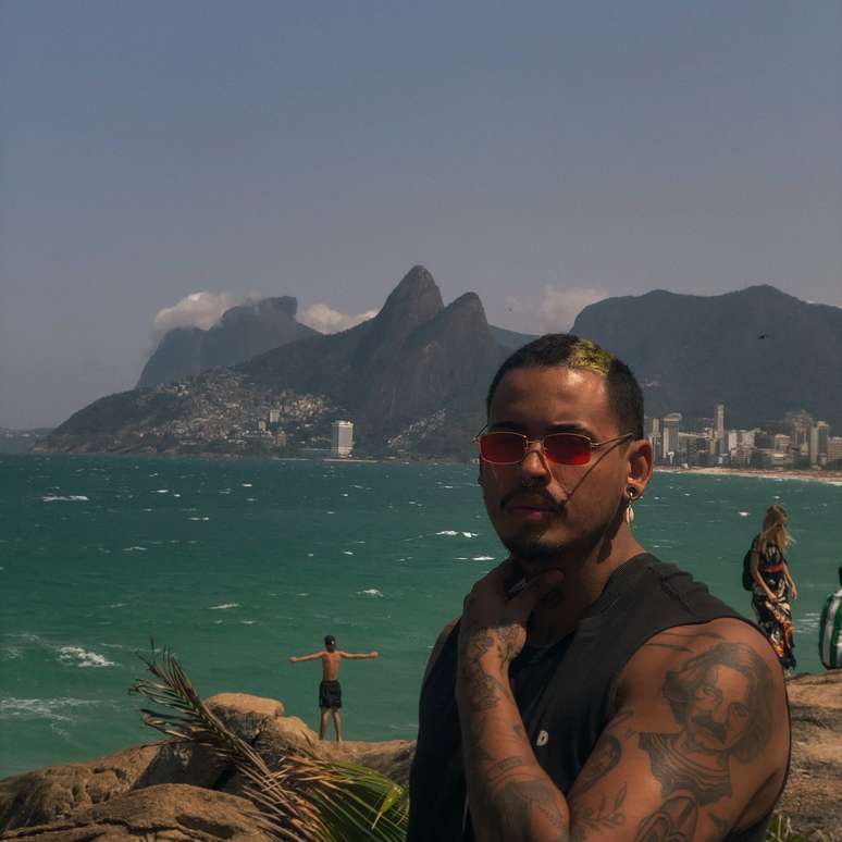 Fábio Lopes é tatuador especialista em tatuagem em peles negras