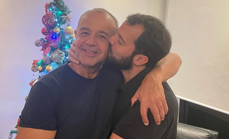 Filho de Cabral beija o pai após seis anos da prisão 