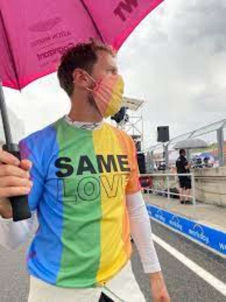 Isso n&atilde;o pode (s&oacute; autorizando): Vettel usando uma blusa com as cores do arco-iris em defesa da comunidade LGBTQ+ na Hungria