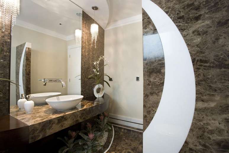 35. Banheiro com m&aacute;rmore marrom e cuba branca &ndash; Foto Aquiles Nicolas Kilaris