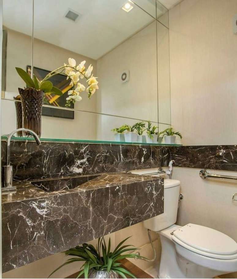 21. M&aacute;rmore marrom para banheiro &ndash; Foto Adriana Alfani