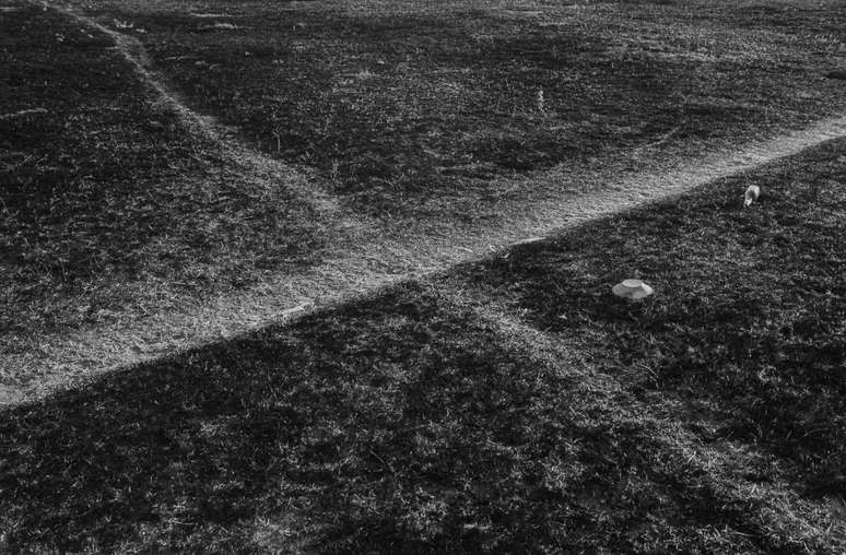 Foto do cruzamento de caminhos de pedestres na 207 norte faz refer&ecirc;ncia &agrave; foto do marco zero de Bras&iacute;lia, de Mario Fontenelle