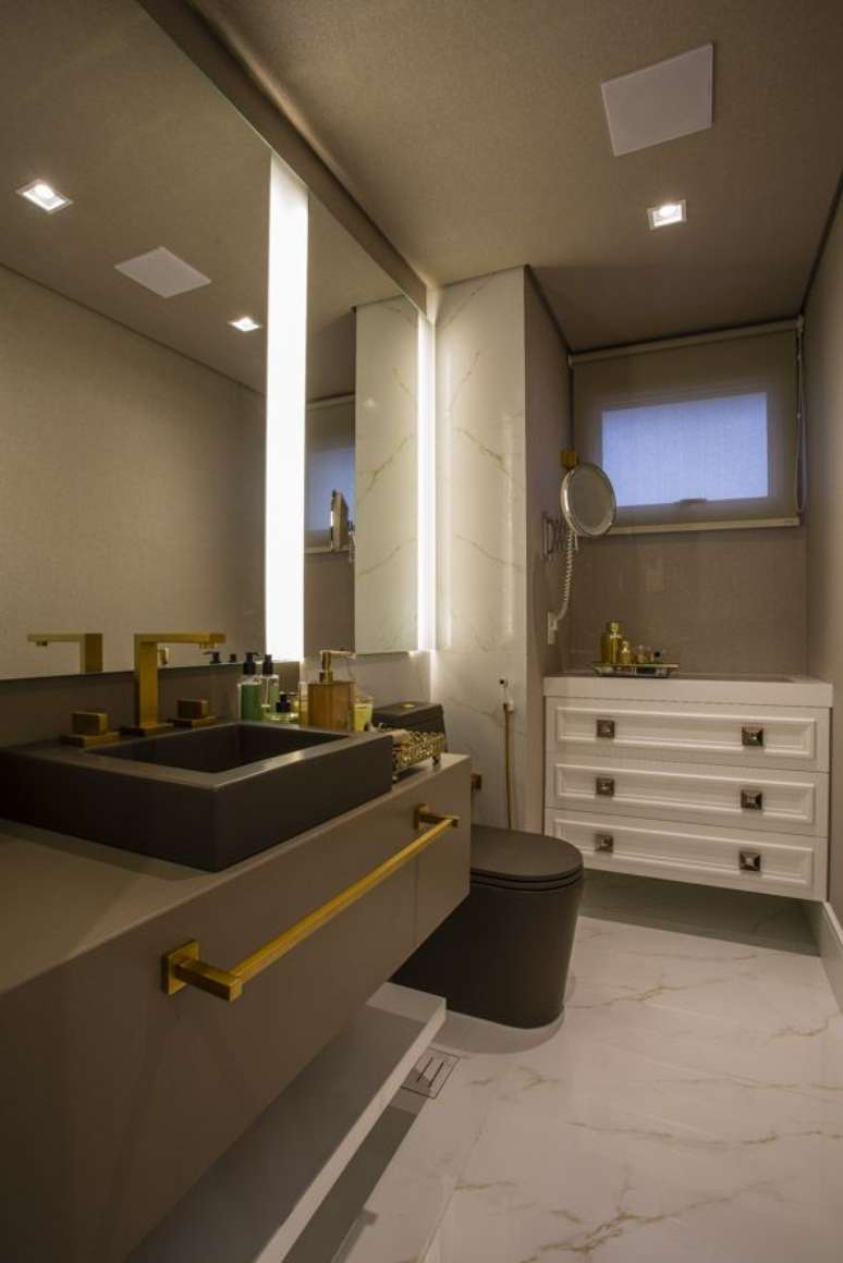 10. Revestimento de m&aacute;rmore marrom absoluto e torneira dourada &ndash; Foto Maira Ritter