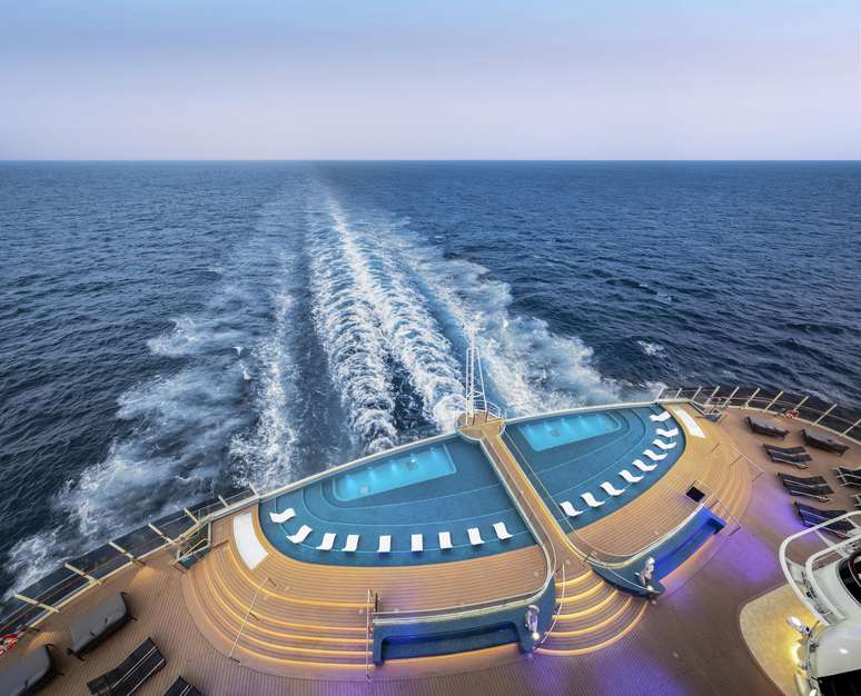 Duas as piscinas de borda infinita foram instaladas na popa do MSC Seashore.