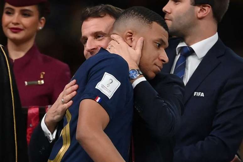 Macron abraça Mbappé após vice da Copa do Mundo (Foto: Franck Fife/AFP)