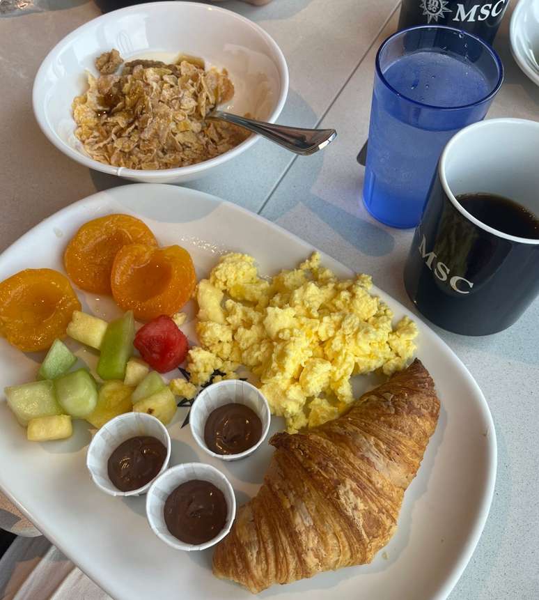 Caf&eacute; da manh&atilde; cacifado do restaurante Market Place, o maior do navio e que sempre est&aacute; aberto.