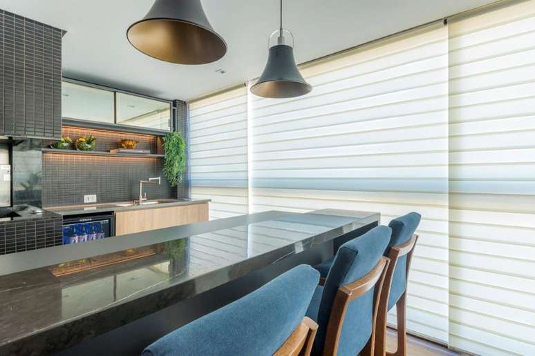 46. &Aacute;rea gourmet com bancada de m&aacute;rmore marrom escuro &ndash; Foto Cristina Reinert