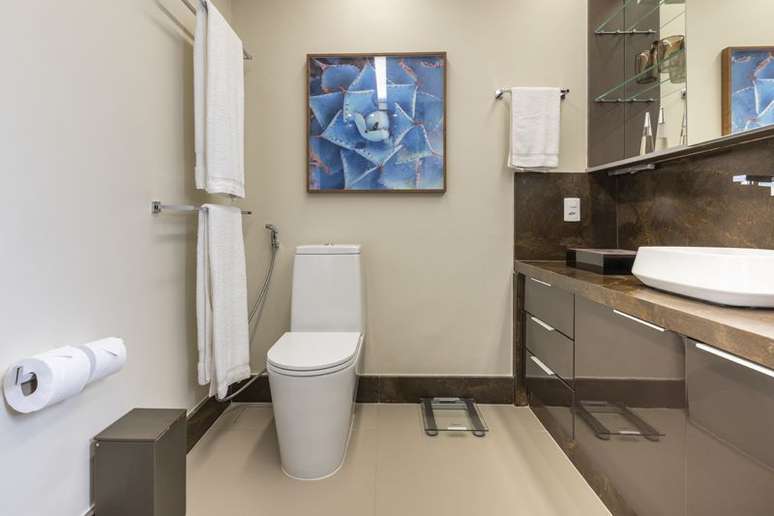 44. Bancada de m&aacute;rmore marrom no banheiro &ndash; Foto Rogerio Galli