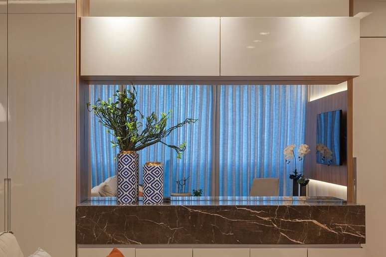 4. Bancada de m&aacute;rmore marrom e m&oacute;veis brancos &ndash; Foto Barbara Botelho Arquitetura e Interiores