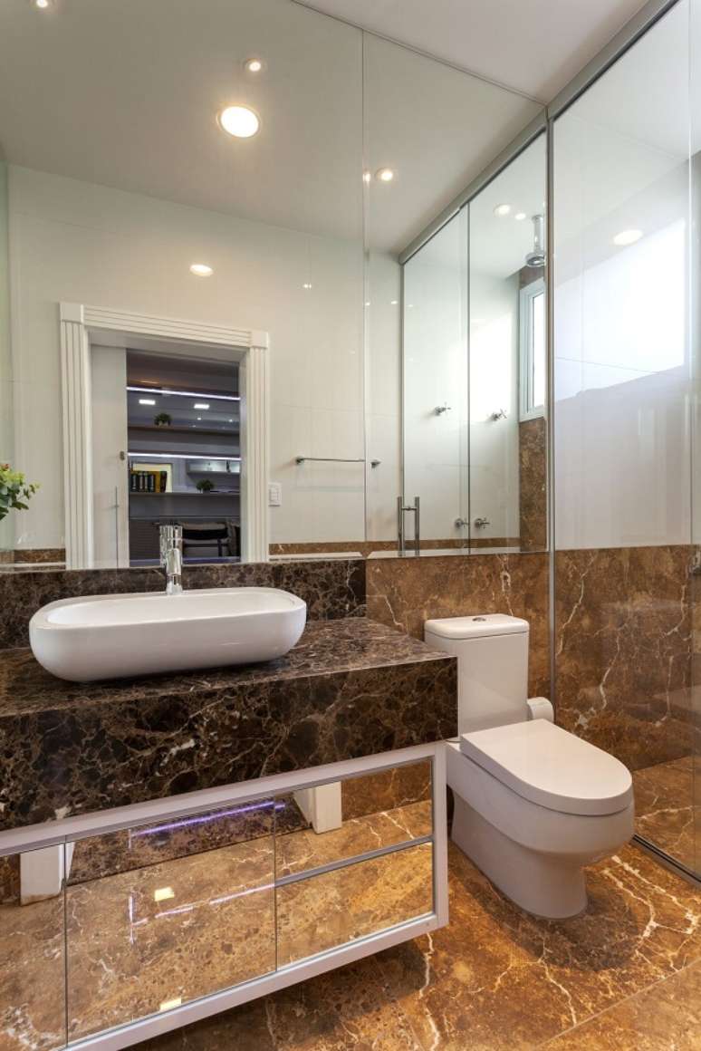 8. Pia de banheiro de m&aacute;rmore marrom com cuba de apoio branca &ndash; Foto Arquiles Nicolas Kilaris