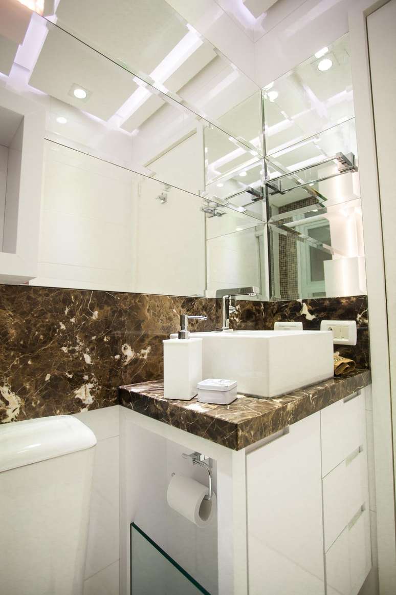 48. Bancada de m&aacute;rmore marrom com cuba branca &ndash; Foto Gra&ccedil;a