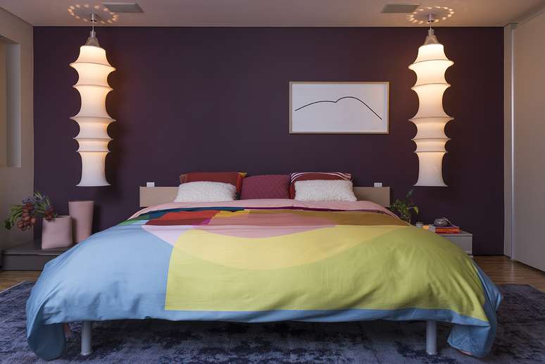 Cama e roupa de cama, com duvet e porta-travesseiros, da Auping na Collectania, almofadas de pelego e de tricô da Codex Home. Na parede, cor Veludo, da Suvinil.