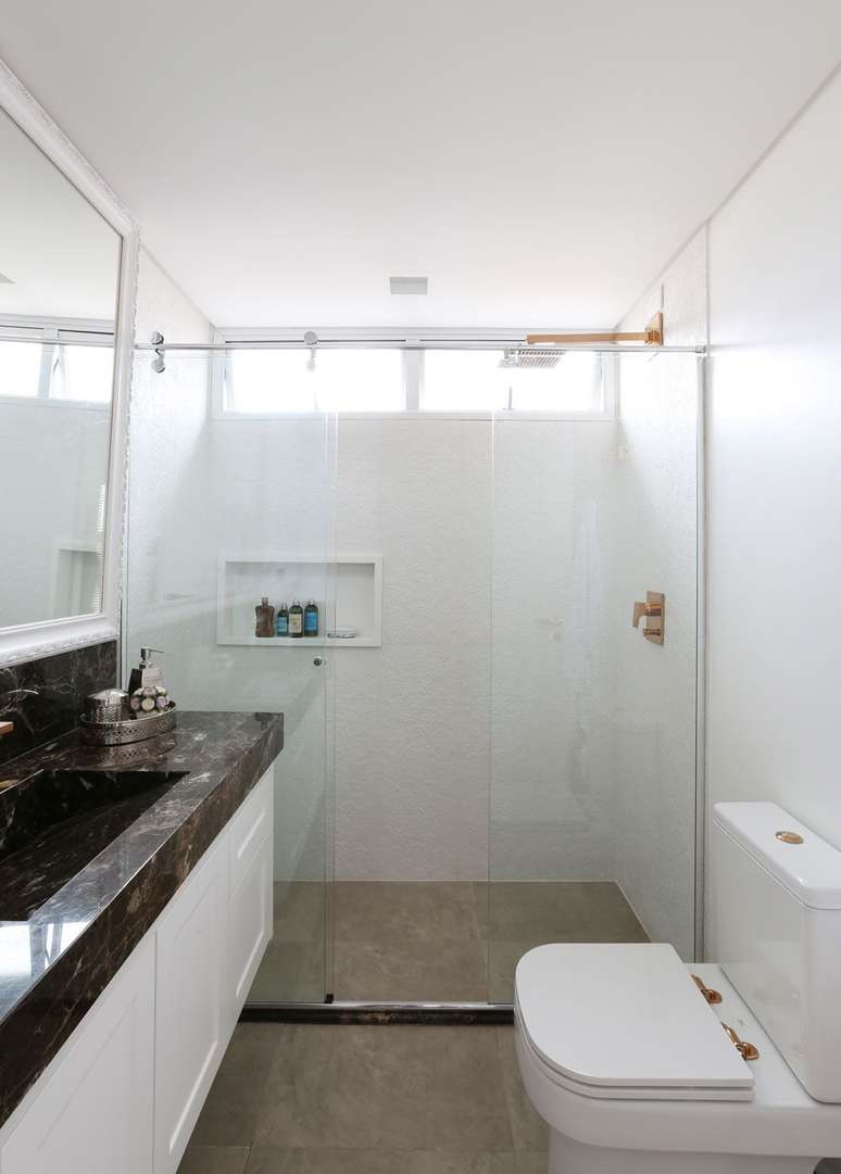 38. Banheiro com m&aacute;rmore marrom &ndash; Foto Antonio Armando de Araujo