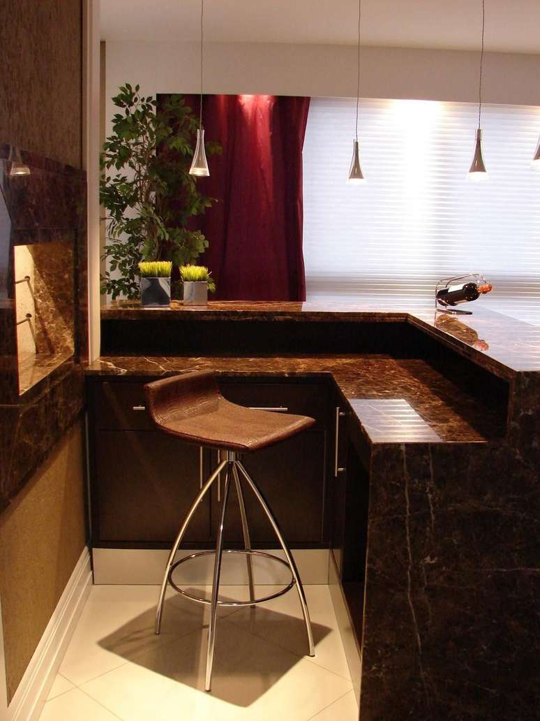 24. Bancada marrom de bar &ndash; Foto Livia Gobetti