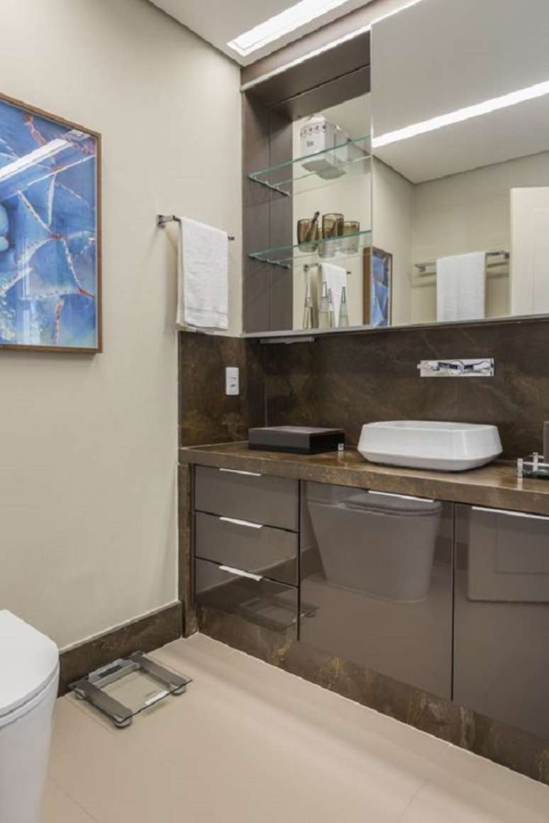 15. Pia de banheiro de m&aacute;rmore marrom com gabinete na mesma cor &ndash; Foto Rogerio Galli