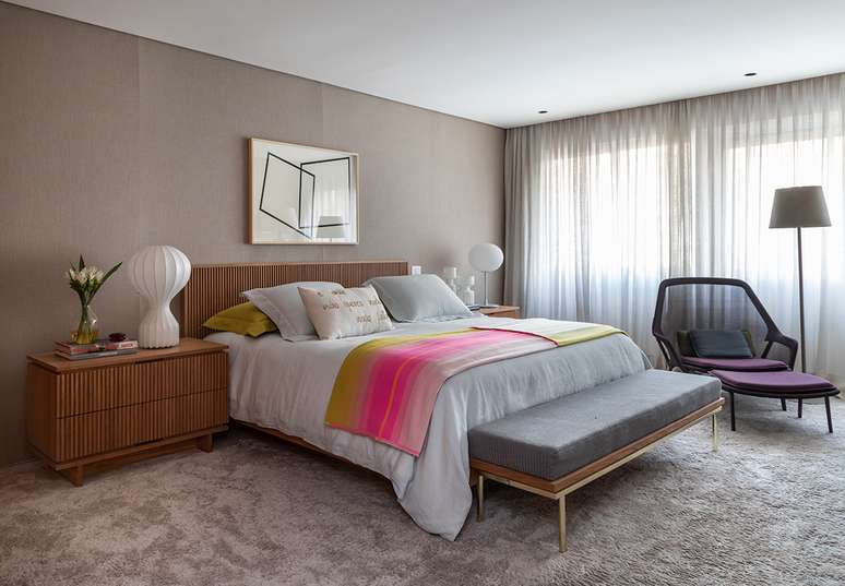 Roupa de cama de cambraia de linho, capa de edredom (duvet) e porta-travesseiros da Madeira e Linha, almofada com verso bordado da Dpot Objeto e manta colorida trazida de uma viagem ao Peru.