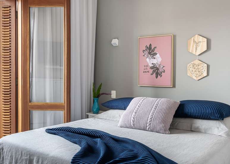 Roupa de cama de cambraia de linho cinza escuro, capa de edredom (duvet) e porta-travesseiros e acessórios de tricô da Madeira e Linha.