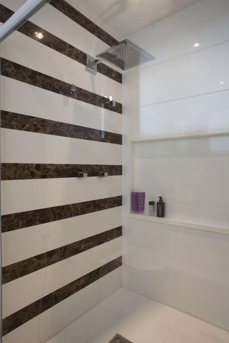 39. Banheiro com revestimento marrom e branco &ndash; Foto Iara Kilaris