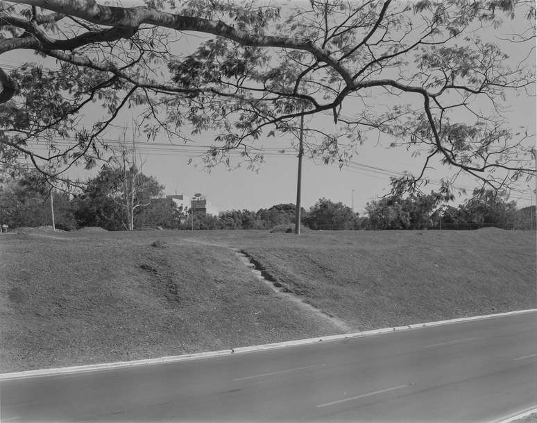 Caminho feito por pedestres cruza gramado na Via N4 Leste, no Plano Piloto