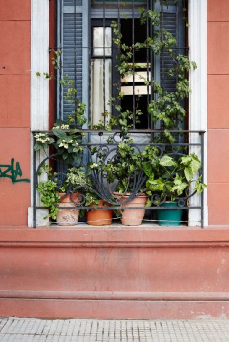 Use as suas janelas &ndash; tem uma varanda super pequena? Forre tudo com vasos e plantas para tornar a vista do n&iacute;vel da rua um pouco mais bonita.