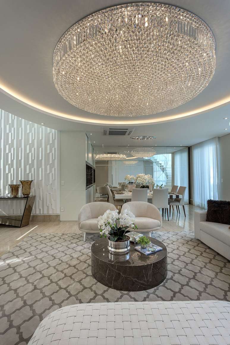 20. Mesa de centro feita de m&aacute;rmore marrom &ndash; Foto Iara Kilairs