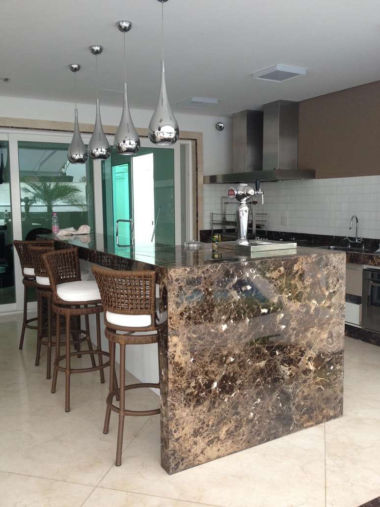 3. Bancada de m&aacute;rmore marrom na cozinha moderna &ndash; Foto Camila Amaral