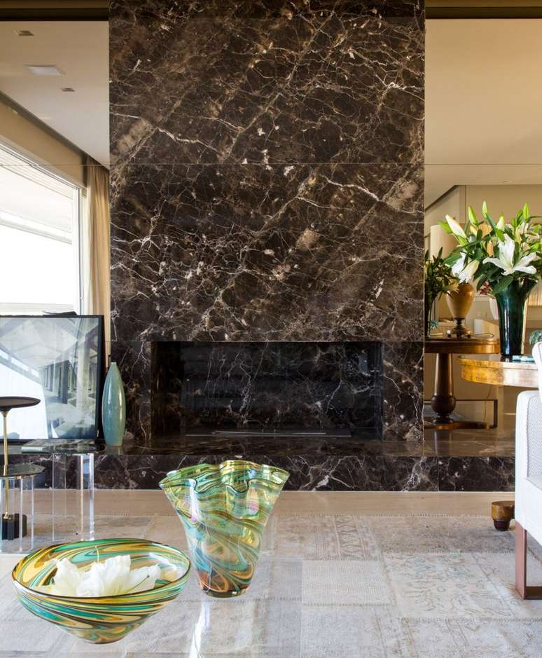 30. Lareira feita de m&aacute;rmore marrom &ndash; Foto Marilia Veiga Interiores