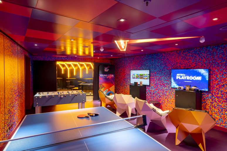 O espa&ccedil;o para os adolescentes tem videogames de todos os tipos, mesa de ping pong e de pebolim.