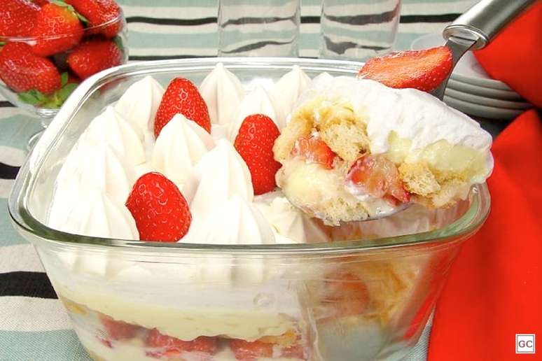 Pav&ecirc; com morango e suspiro &ndash; Foto: Guia da Cozinha