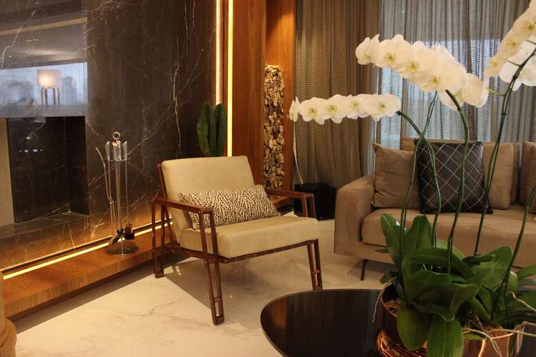 26. M&aacute;rmore marrom na sala de estar &ndash; Foto Maricy Marcos Borgest