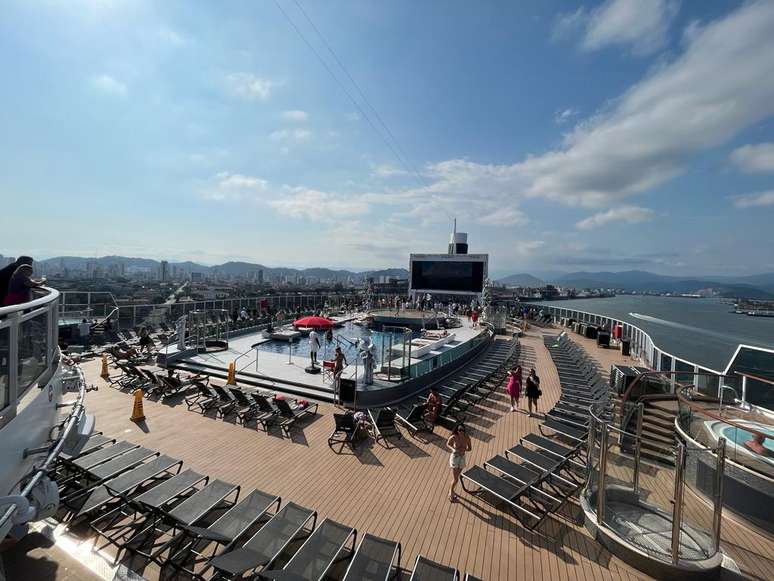 Long Island Pool: o deck da piscina e um mar de espregui&ccedil;adeiras.